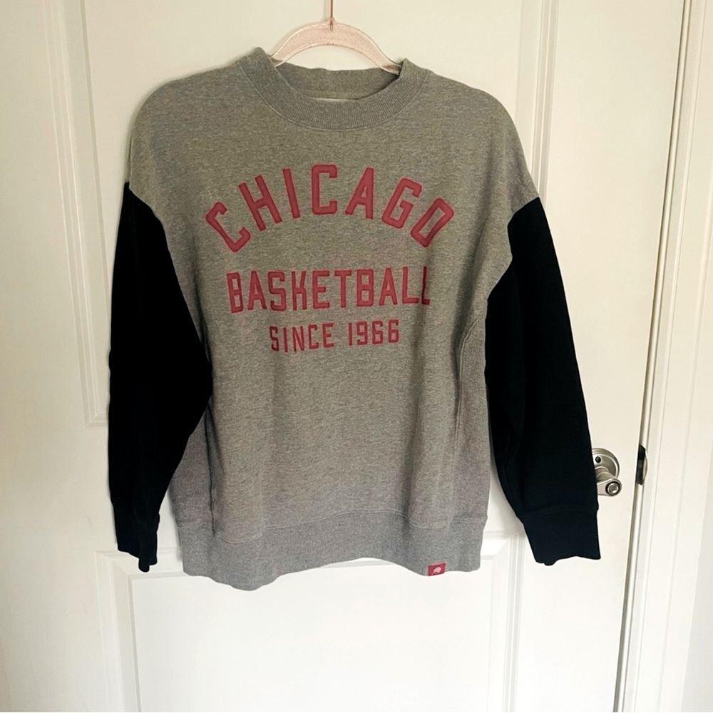 Sportiqe Chicago Bulls Basketball vintage style crewneck sweatshirt